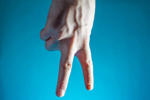 Mužská Ruka Ukazuje Vítězství Ruka Prst Modrém Pozadí Kopírovat Prostor — Stock fotografie