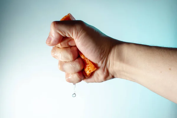 Mão Masculina Aperta Uma Esponja Para Lavar Com Água Gotas — Fotografia de Stock