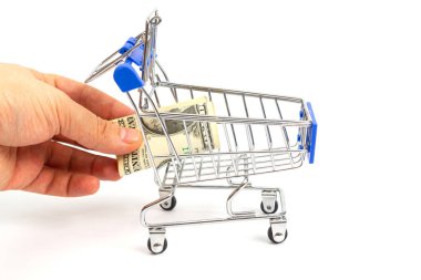 Mavili sepet beyaz arka plana bir dolarlık banknot yerleştirir. izole et