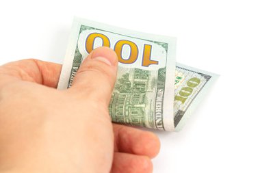 El beyaz arka planda 100 dolarlık banknotlar tutuyor. İzole et. Kapat.