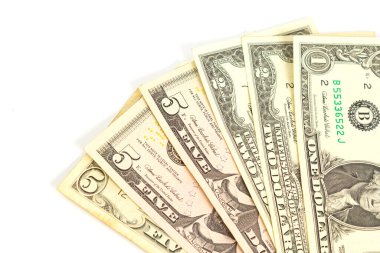 Beyaz arka planda bir iki ve beş dolarlık banknotların hayranı. İzole et. Kapat.