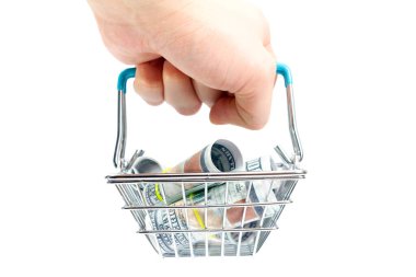 Beyaz bir arka planda yüz dolarlık rulo ile alışveriş sepeti, izole