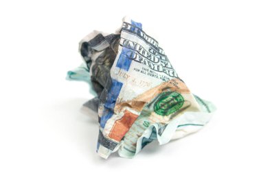 Beyaz arka planda 100 dolarlık banknot sıkıştırılmış.