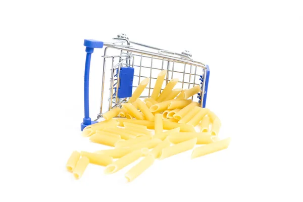 Gefallener Einkaufswagen Mit Pasta Auf Weißem Hintergrund Isolieren — Stockfoto