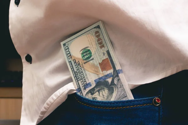 Cebinde 100 Dolarlık Banknotlar Vardı Ofiste Beyaz Bir Gömlek Içinde — Stok fotoğraf