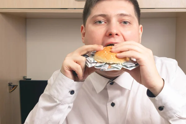 Homem Branco Comendo Hambúrguer Com Notas Cem Dólares Uma Camisa — Fotografia de Stock