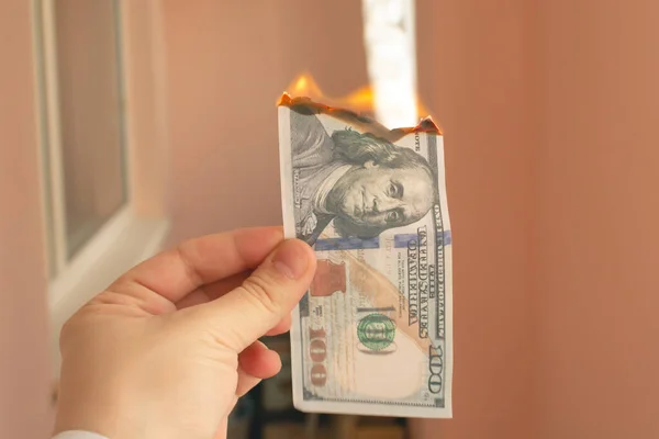 Billete Cien Dólares Arde Sobre Fondo Claro —  Fotos de Stock