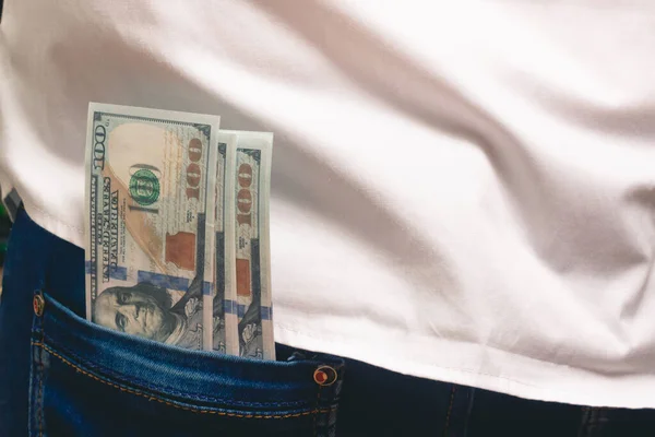 Homem Coloca Seu Bolso Traseiro Jeans Pacote Notas Cem Dólares — Fotografia de Stock