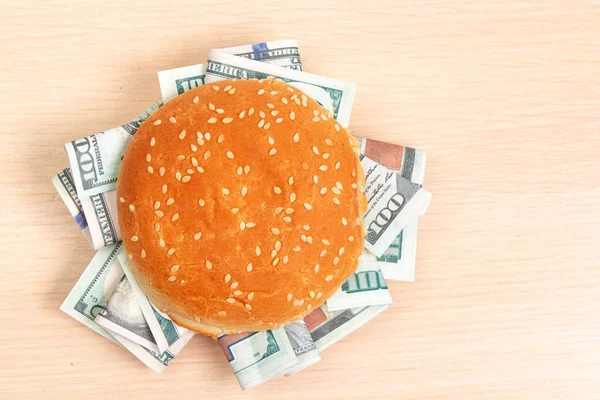 Tahtayı doldurmak yerine 100 dolarlık banknotlarla dolu bir hamburger.