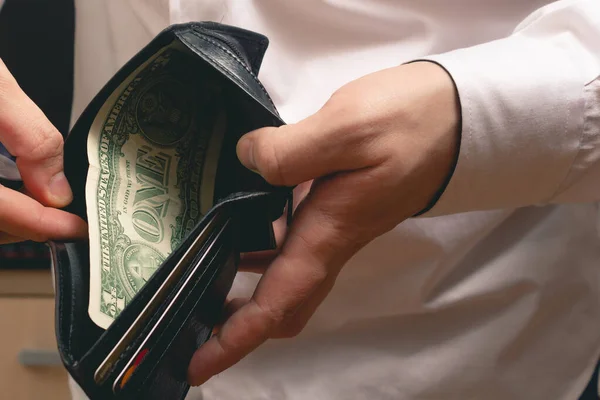 Adam Bir Cüzdan Gösteriyor Ofiste Beyaz Gömlekli Bir Dolar Var — Stok fotoğraf
