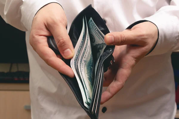 Adam Ofisinde Beyaz Gömlekli Içinde 100 Dolarlık Banknotlar Olan Bir — Stok fotoğraf