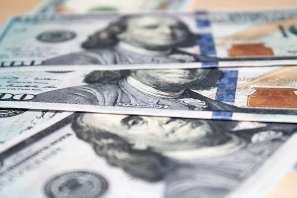 Hundert Dollar Scheine Blick Von Der Seite Nahaufnahme — Stockfoto