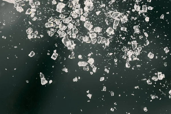 Koyu arkaplanda makro çekimde ham kristaller