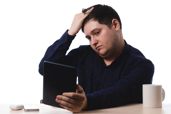 Mladý Muž Modrém Tričku Používá Tablet Jako Pracovnici Zrcadle Byznys — Stock fotografie