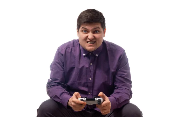 Een Dikke Man Een Paars Shirt Speelt Een Gamepad Gespannen — Stockfoto