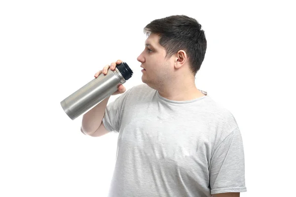 Homem Gordo Numa Shirt Cinzenta Com Uma Garrafa Térmica Cromada — Fotografia de Stock