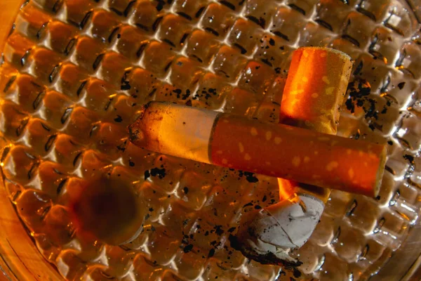 Skleněný Popelník Třemi Cigaretové Nedopalky Pozadí Dřeva Kopírovat Prostor Zblízka — Stock fotografie