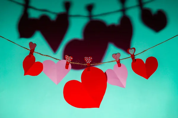 Бумажные Черви Красной Одежды Сердцем Веревке Любовь Дню Святого Валентина — стоковое фото