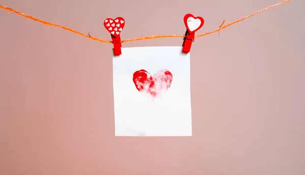 Клочок Бумаги Узорчатым Сердцем Отпечатков Красных Ножек Одежды Сердцем Веревке — стоковое фото