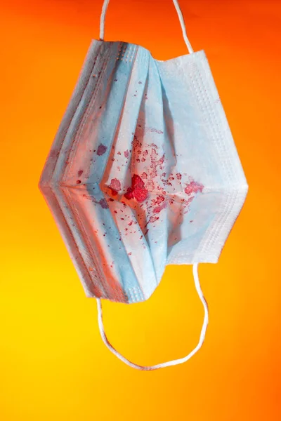 Máscara Gaze Médica Sangue Seco Fundo Laranja Fechar Espaço Cópia — Fotografia de Stock