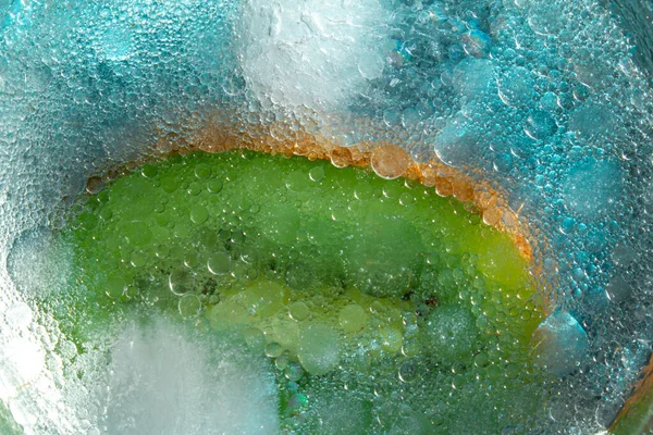 Quivi Verde Com Covas Com Bolhas Copos Gelo Fundo Azul — Fotografia de Stock