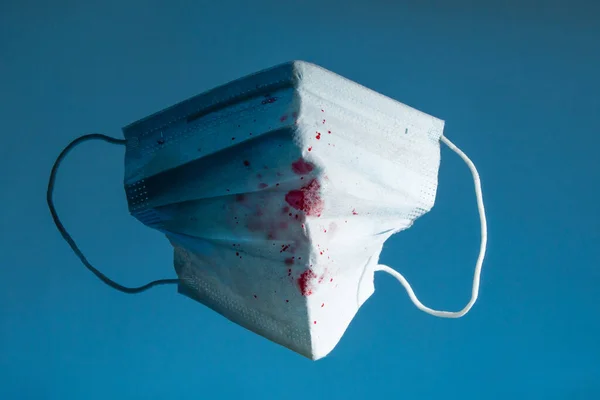 Máscara Gaze Médica Azul Com Sangue Espaço Cópia Fundo Azul — Fotografia de Stock