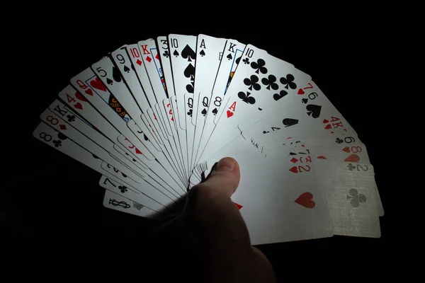 Ręka Trzymać Podwójny Wentylator Talii Kart Pokerowych Czarnym Tle Miejsca — Zdjęcie stockowe