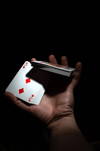 Рука Держать Колоду Карт Одной Рукой Перетасовать Вольт Покер Черном — стоковое фото