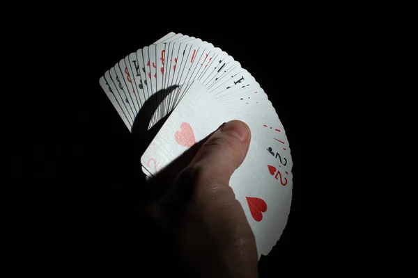 Ręka Trzymać Wentylator Talii Kart Pokerowych Czarnym Tle Miejsca Kopiowania — Zdjęcie stockowe