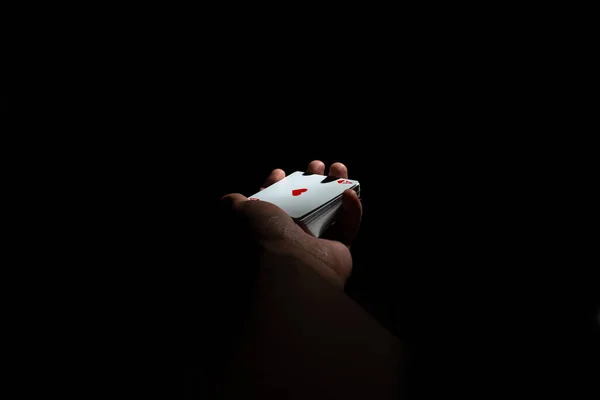 Hand Hålla Kortlek Ess Hjärtan Med Poker Topp Svart Bakgrund — Stockfoto