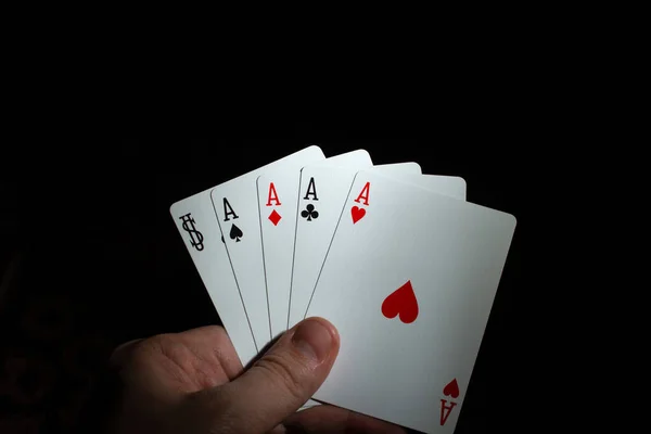 Mano Tenere Quattro Assi Jolly Poker Sfondo Nero Spazio Copia — Foto Stock