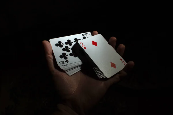 Ręka Trzymać Talię Kart Jedną Ręką Shuffle Volt Poker Czarnym — Zdjęcie stockowe