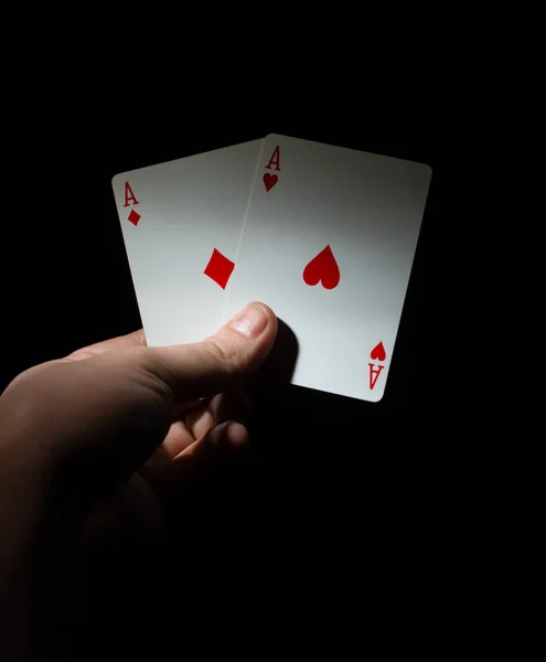 Ręka Trzymać Dwa Czerwone Asy Poker Najlepsza Para Kieszeni Czarnym — Zdjęcie stockowe