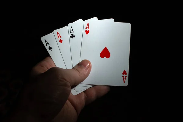 Mano Tenere Quattro Assi Poker Sfondo Nero Spazio Copia Vicino — Foto Stock