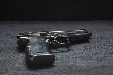 Siyah betona kazınmış silah.