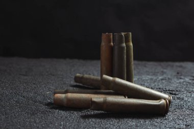 Eski paslı mermiler siyah betona dökülmüş.