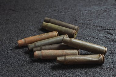 Eski paslı mermiler siyah betona dökülmüş.