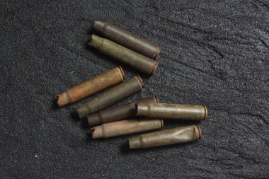 Eski paslı mermiler siyah betona dökülmüş.