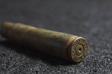 Eski paslı mermiler siyah betona dökülmüş.