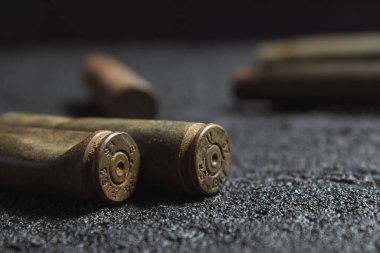 Eski paslı mermiler siyah betona dökülmüş.