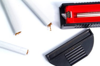 beyaz arka planda sigara ve tütün sürücü makinası. izole et