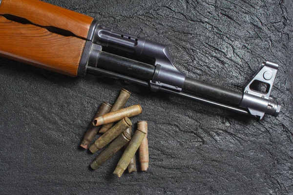 Viejos Cartuchos Oxidados Gastados Cañón Pistola Sobre Hormigón Negro —  Fotos de Stock