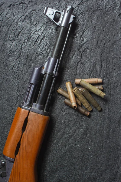 Старый Ржавый Картриджи Ствол Пистолета Черном Бетоне — стоковое фото