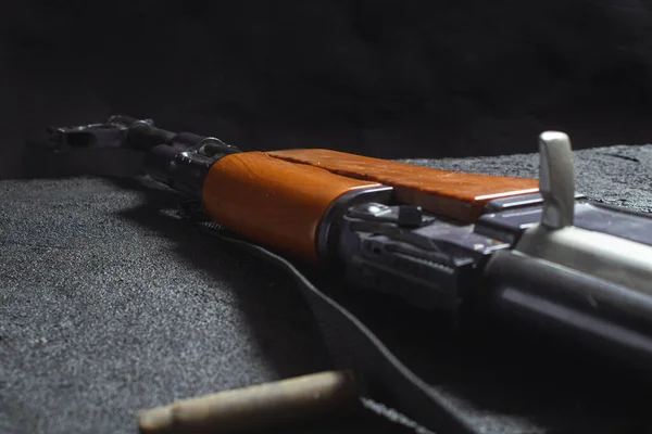 Viejos Cartuchos Oxidados Gastados Cañón Pistola Sobre Hormigón Negro — Foto de Stock