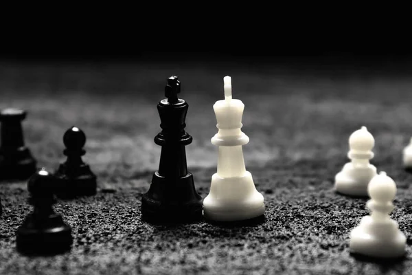 Schachfiguren Konfrontieren Zwei Könige Mit Ihren Armeen Die Auf Schwarzem — Stockfoto