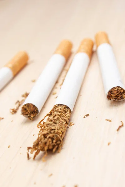 Vijf Sigaretten Één Kwam Uit Halve Tabak Een Licht Houten — Stockfoto
