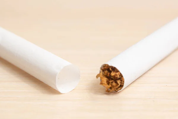 Een Sigaret Met Tabak Andere Zonder Een Licht Houten — Stockfoto