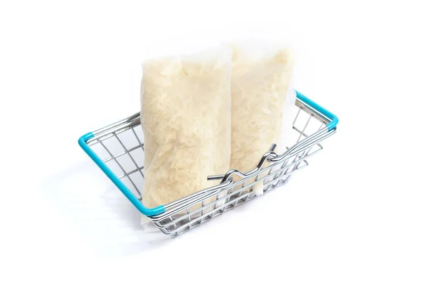 買い物かごの中には白い背景に2袋の米が入っています — ストック写真
