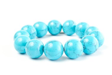 Beyaz arka planda turkuaz yarı değerli taştan bir serüven. Kapat.