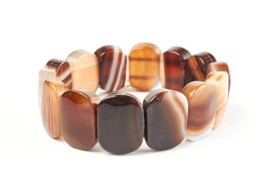 Beyaz arka planda, yarı değerli bir Carnelian taşından bilezik. Kapat.